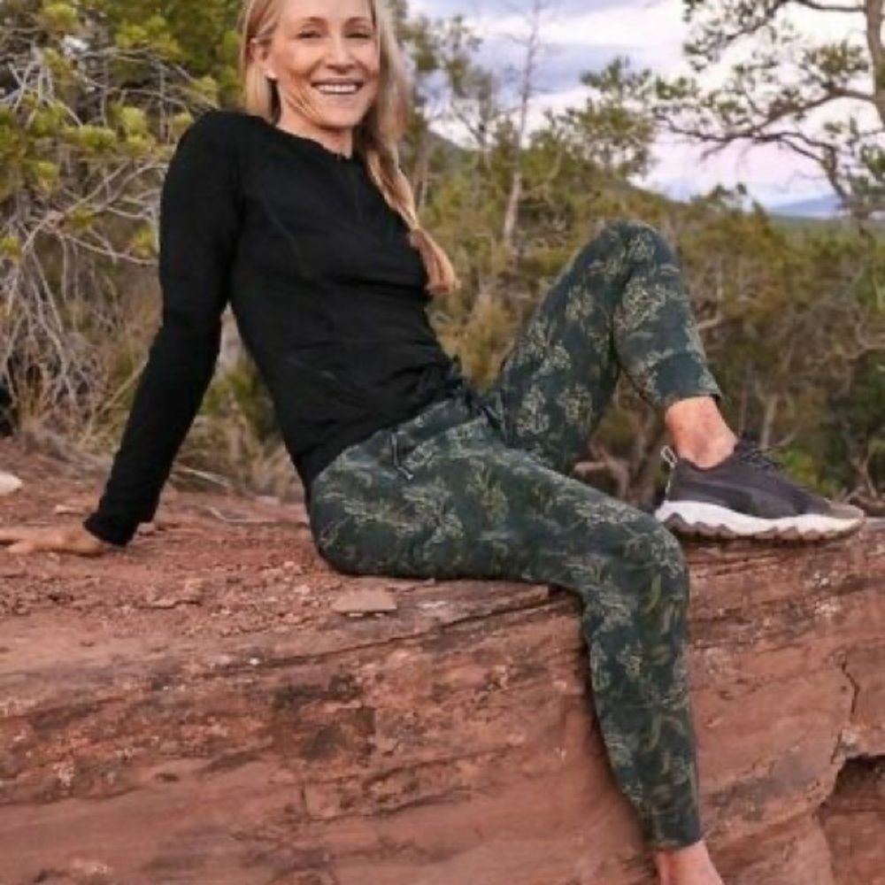 Athleta Trekkie North Printed Jogger Pants Terra Firma Green  #657666 0283